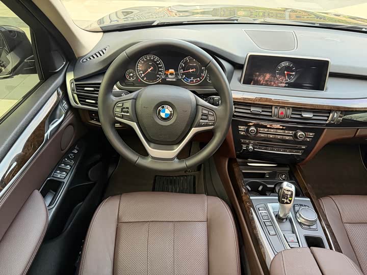 BMW X5 2017 x Drive 28i — фото 11