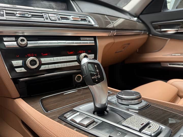 BMW 7 Series 740Li продвинутая — фото 12