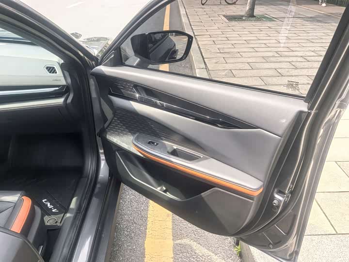 Changan UNI-V 2023 1.5 T Premium — фото 16