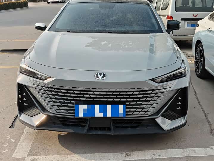Changan UNI-V 2023 1.5 T Premium — фото 1