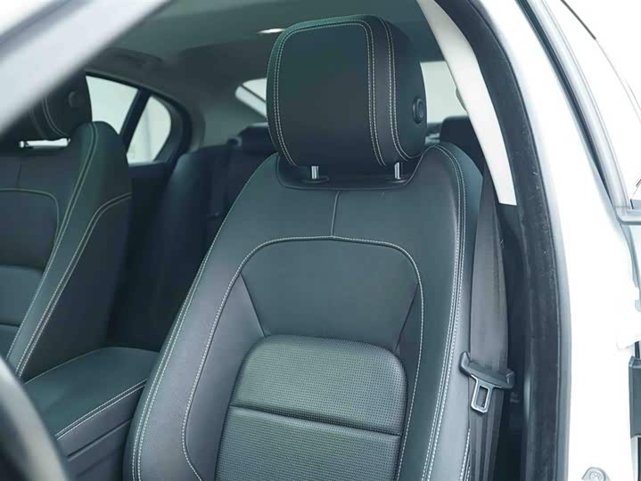Jaguar XE 2015 2.0 T 240 PS R-Sport — фото 13