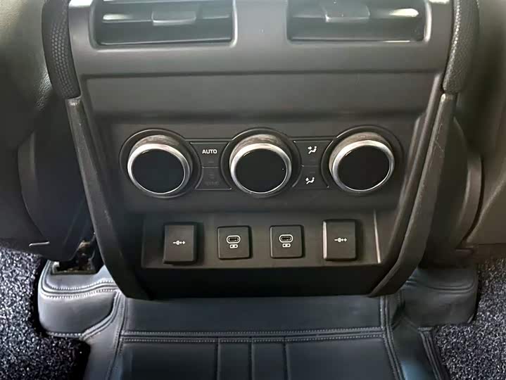 Land Rover Defender — фото 13