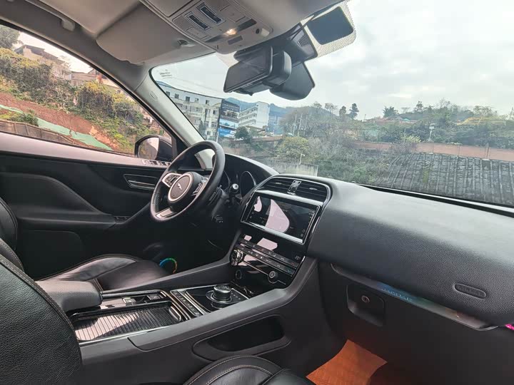 Jaguar F-PACE 2018 2.0 T 4 WD — фото 10