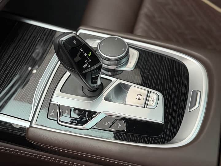 BMW 7 Series — фото 17