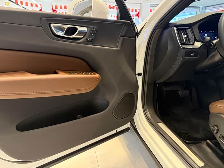 Volvo XC60 2024 B 5 4 WD — фото 8