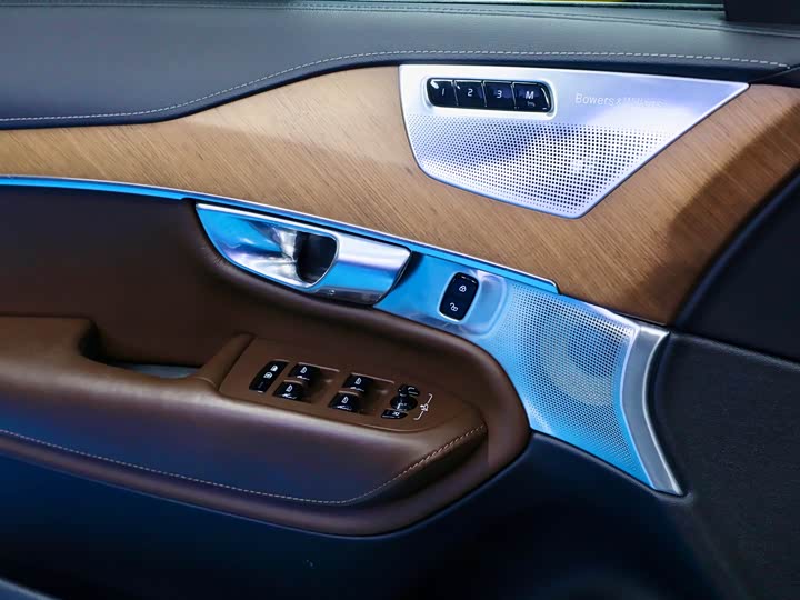 Volvo XC90 2018 T 6 7 — фото 24