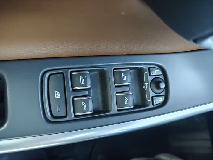 Volvo XC60 2017 T 5 AWD — фото 17