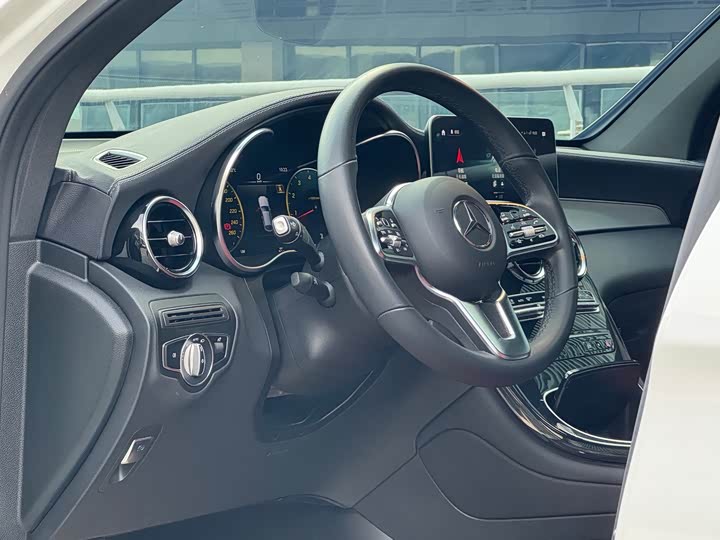 Mercedes-Benz GLC 2023 GLC 260 4 MATIC SUV — фото 12