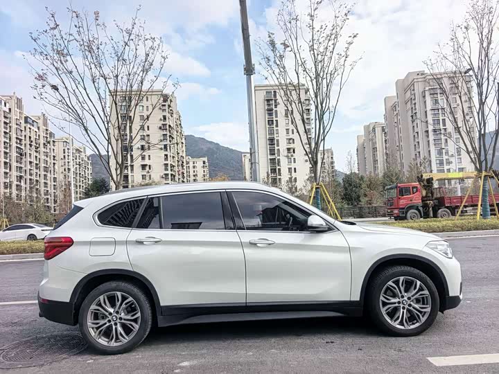 BMW X1 2019 s Drive 20 Li Leading — фото 13