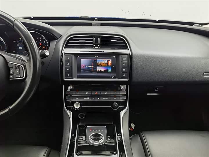 Jaguar XEL 2018 2.0 T 200 PS — фото 12