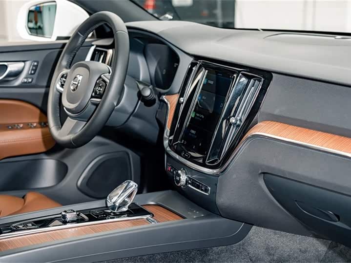 Volvo S60 2024 B 4 — фото 18