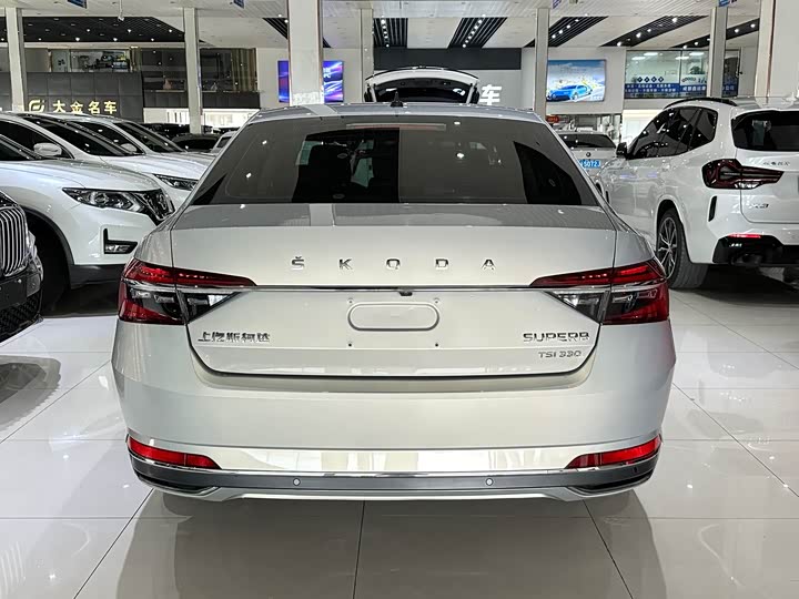 Skoda Superb — фото 8