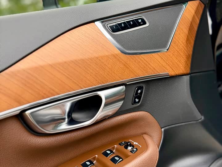 Volvo XC90 2022 B 6 7 — фото 23