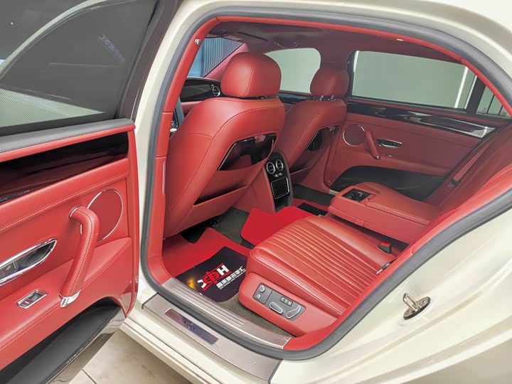 Bentley Flying Spur — фото 10