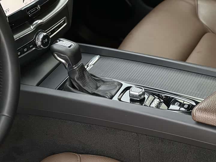 Volvo XC60 2021 T 5 4 WD — фото 8