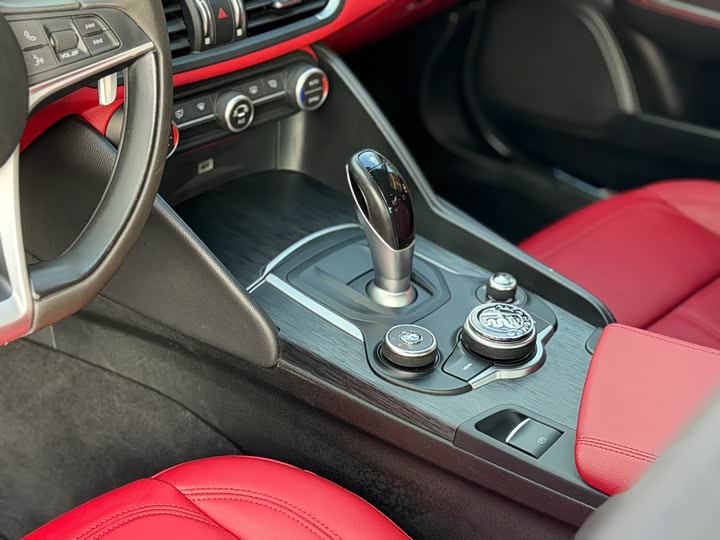 Alfa Romeo Giulia 2019 2.0 T 280 HP Black Package — фото 7