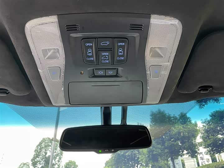 Toyota Alphard — фото 12