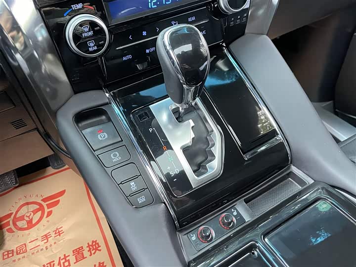 Toyota Alphard — фото 10