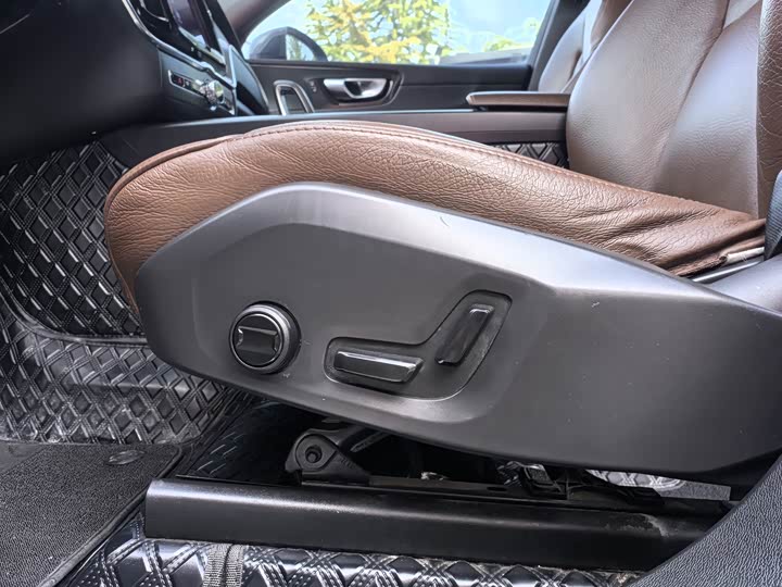 Volvo XC60 2022 B 5 4 WD — фото 16