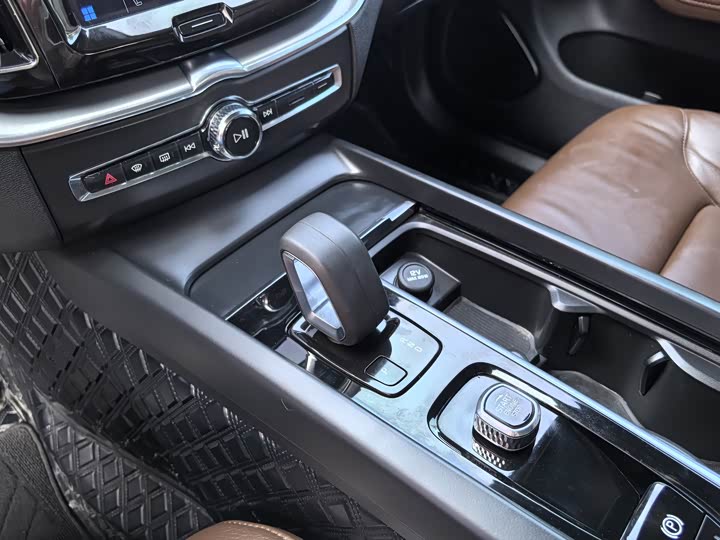 Volvo XC60 2022 B 5 4 WD — фото 17