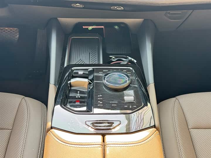 BMW 5-Series 2024 530 Li Leading — фото 12