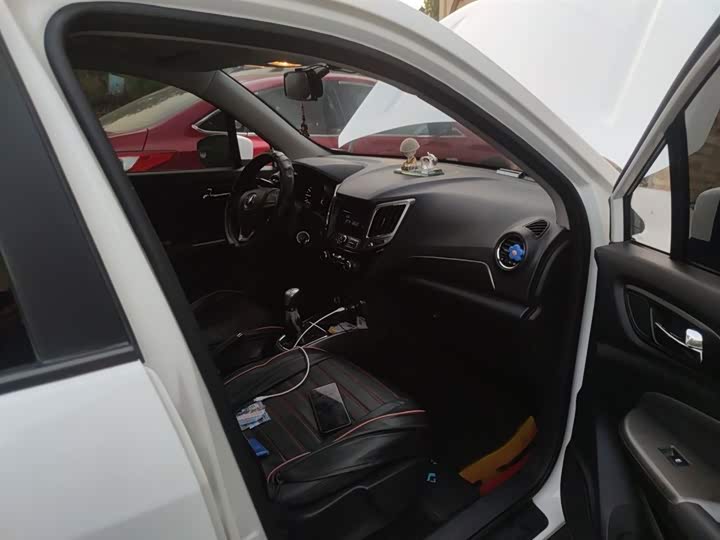 Changan CS15 2016 1.5 L MT — фото 19