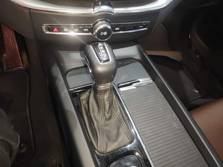 Volvo XC60 2019 T 5 4 WD VI — фото 14