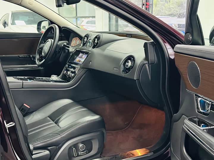 Jaguar XJ 2016 XJL 2.0 T 2 WD — фото 9