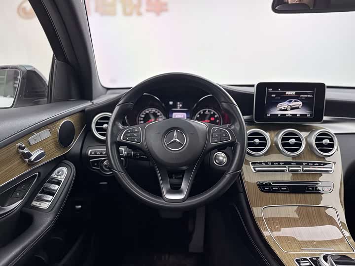 Mercedes-Benz GLC 2017 GLC 260 4 MATIC SUV — фото 7