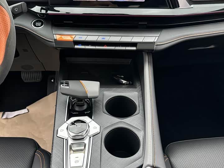 Changan UNI-V 2022 1.5 T Premium — фото 12