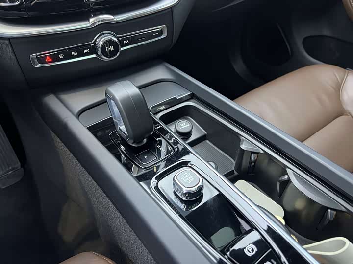 Volvo XC60 2023 B 5 4 WD — фото 10