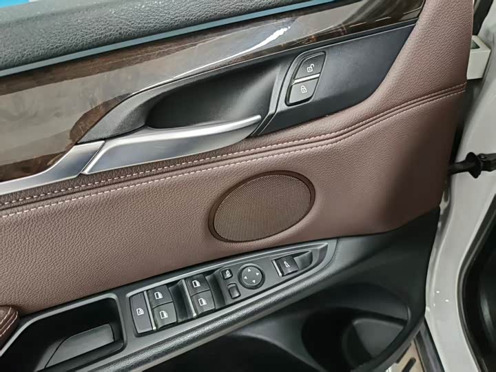 BMW X5 2015 x Drive 28i — фото 16