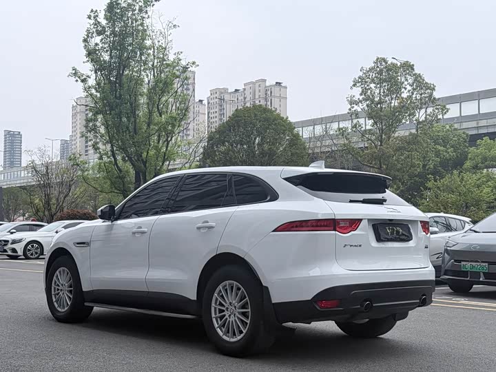 Jaguar F-PACE 2018 2.0 T 4 WD — фото 16