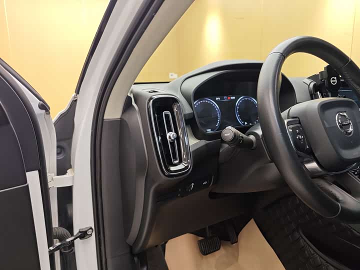Volvo XC40 2020 T 3 — фото 12