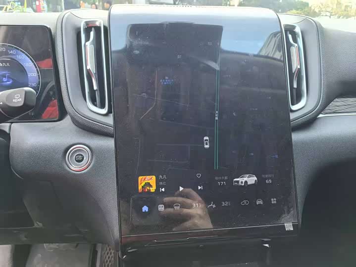Hongqi HS3 PHEV 2025 117km — фото 18