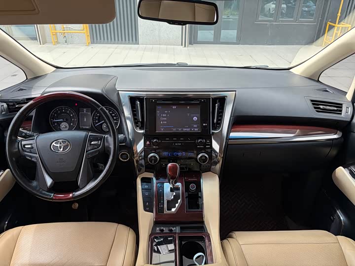 Toyota Alphard — фото 6