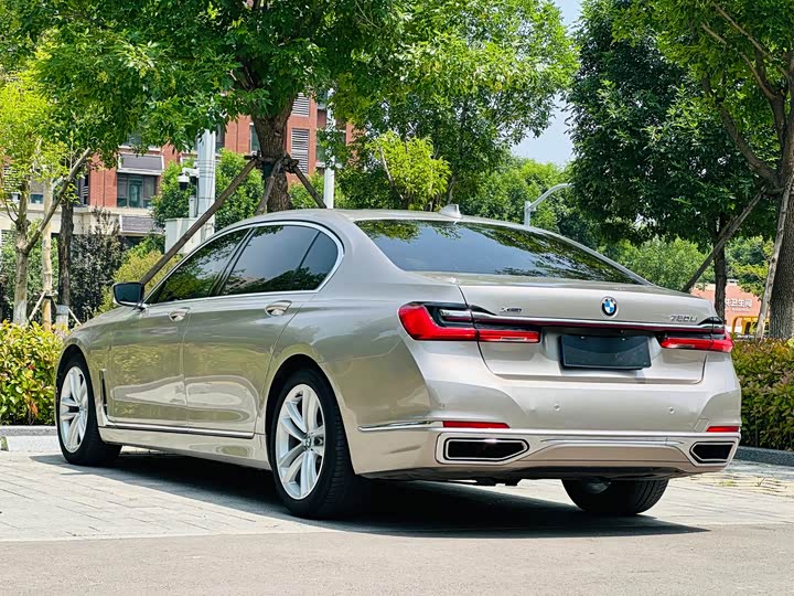 BMW 7 Series 750Li xDrive — фото 16