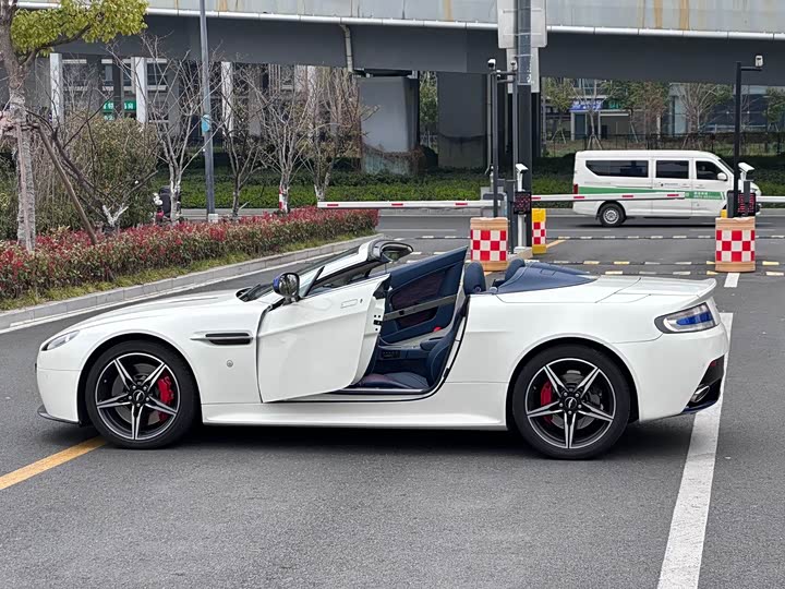 Aston Martin V8 Vantage 2017 4.7 L S — фото 3