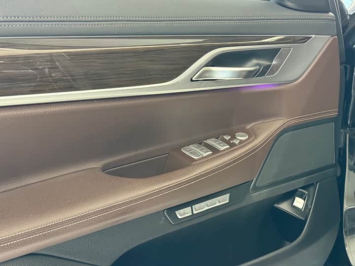 BMW 7 Series 730Li продвинутая — фото 12