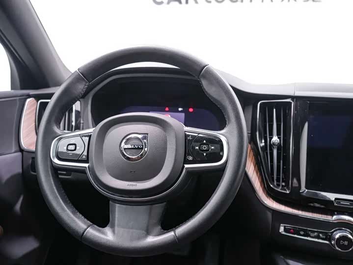 Volvo XC60 2022 B 5 4 WD — фото 15