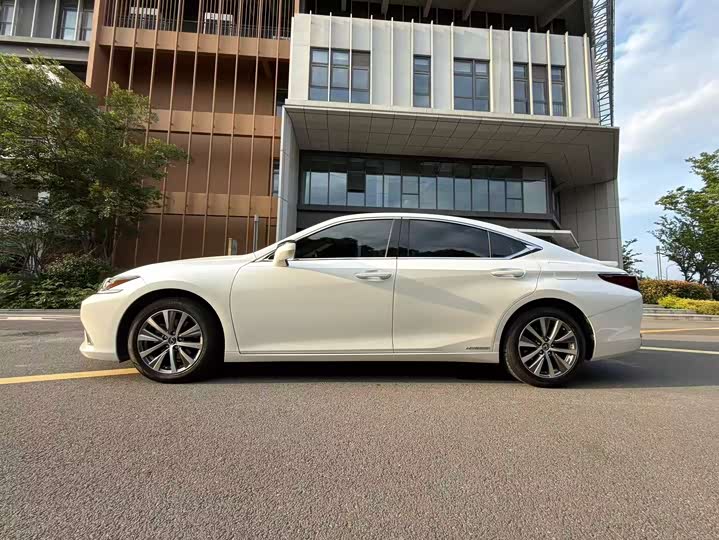 Lexus ES 300h экселленс V — фото 10