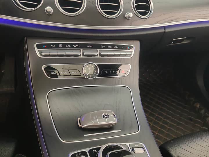 Mercedes-Benz E-Class 2018 E 200 L Sport — фото 13