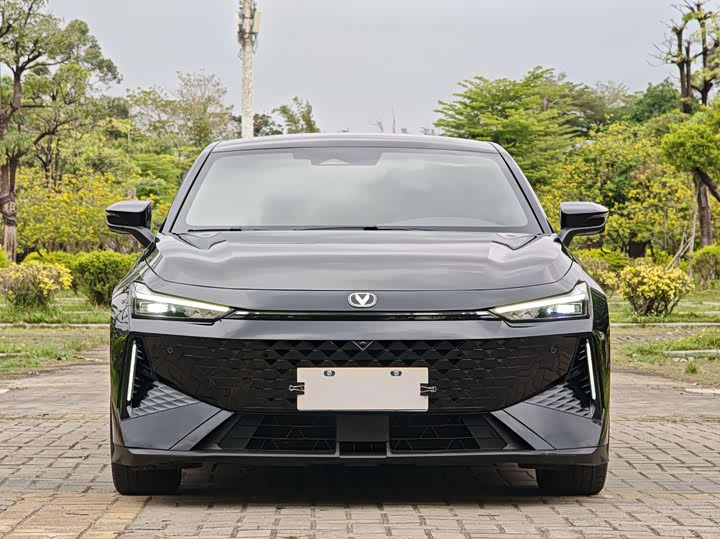 Changan UNI-V 2024 1.5 T Premium — фото 2