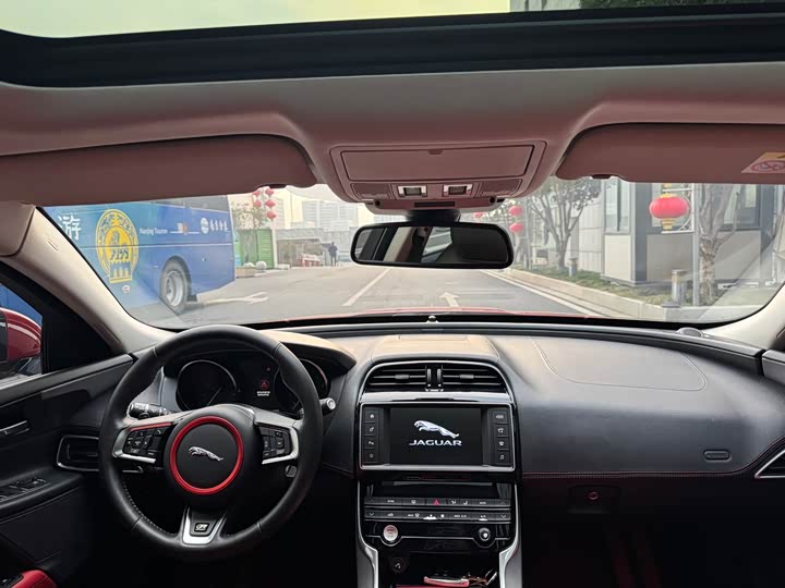 Jaguar XE 2015 2.0 T 200 PS R-Sport — фото 18
