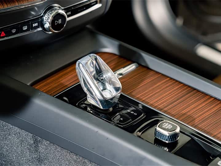 Volvo XC60 2025 B 5 4 WD — фото 15