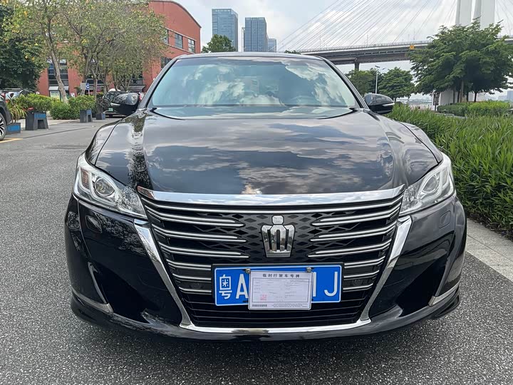 Toyota Crown — фото 2