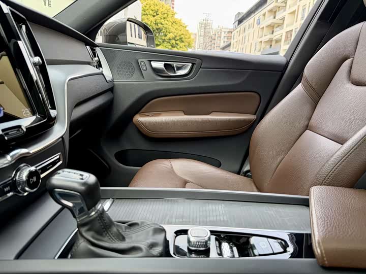 Volvo XC60 2021 T 5 4 WD — фото 14