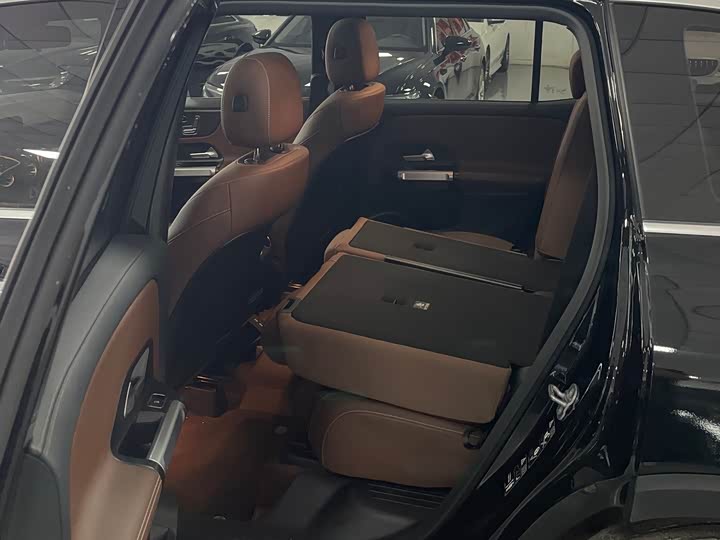 Mercedes-Benz GLB 220 динамик — фото 10