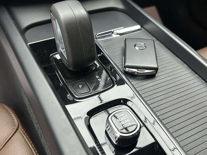 Volvo XC60 2022 B 5 4 WD — фото 13
