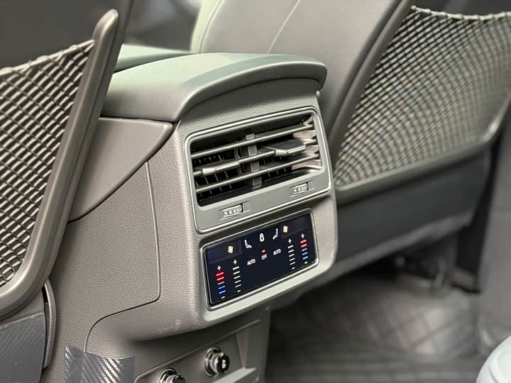 Audi SQ7 2024 4.0 TFSI — фото 20
